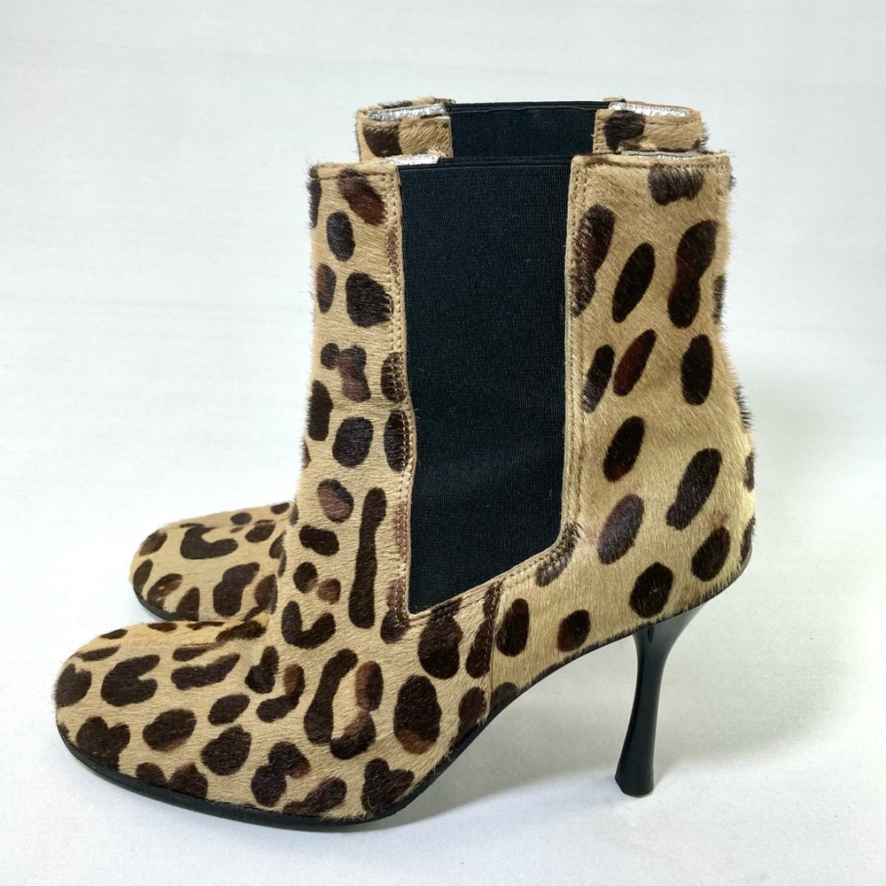 Authentic Dolce & Gabbana leopard-print pony hair heeled ankle boots. 🤎